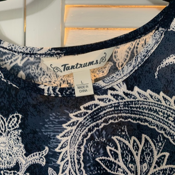 Beautiful top - Picture 2 of 2